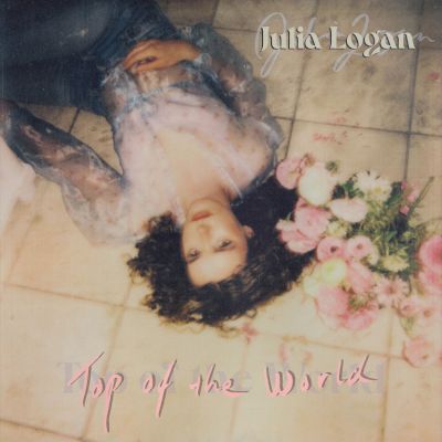 Julia Logan presenta el sencillo «Top of the World» (Suecia) – R+