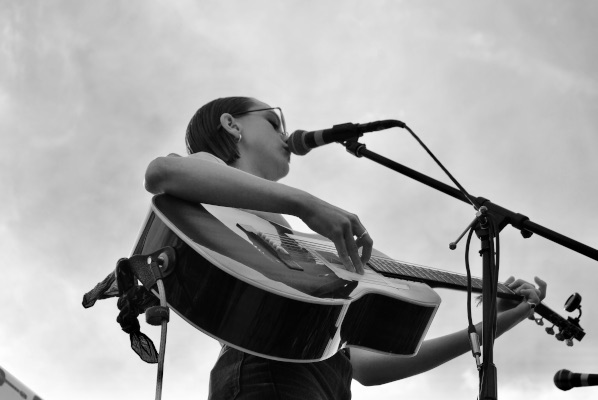 Pollyanna Cowgirl – Stones: Un debut folk íntimo sobre recuerdos cargados (UK)