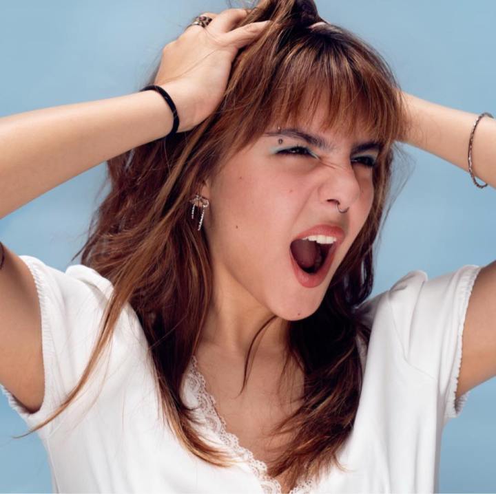 Valeria Roswell: "LEJOS DE AQUÍ", un Pop Alternativo de Duelo y Transformación (México)